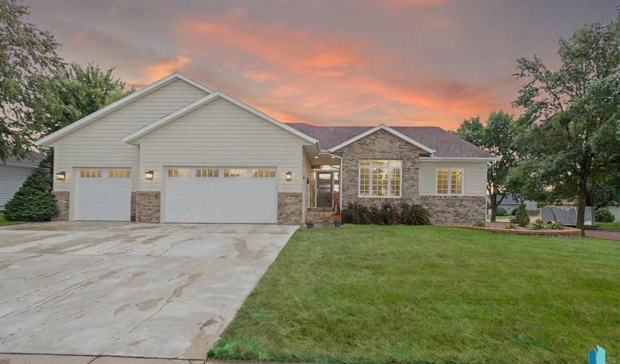 304 S Country Club Ave, Brandon, SD 57005 - 4 Beds, 4 Bath