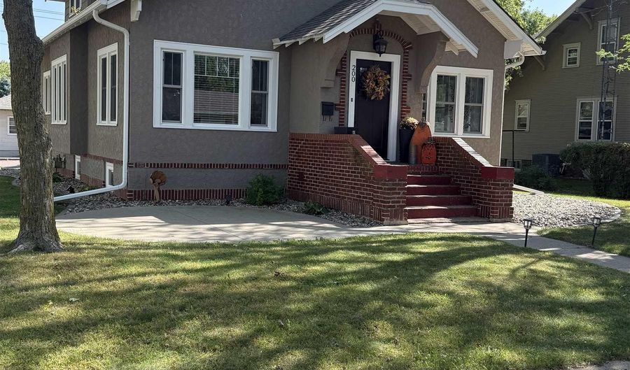 200 S 3RD St, Beresford, SD 57004 - 4 Beds, 2 Bath