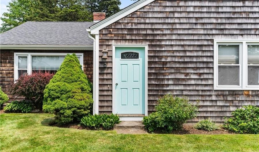 6 Ansonia Ave, Bristol, RI 02809 - 3 Beds, 1 Bath