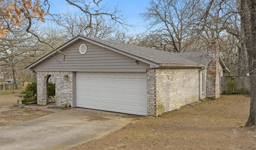 647 Durango St, Ardmore, OK 73401 - 3 Beds, 2 Bath