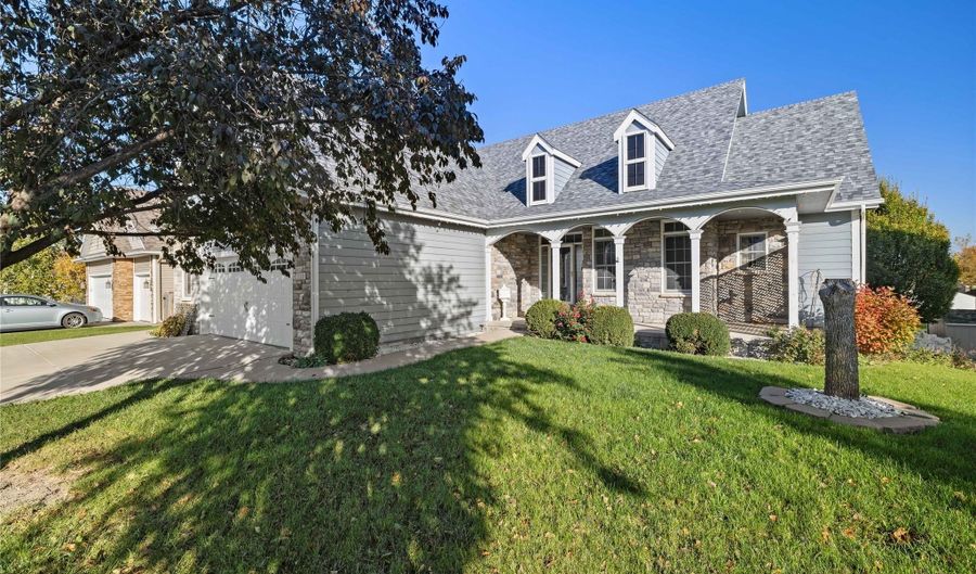 221 19th St SW, Altoona, IA 50009 - 4 Beds, 4 Bath