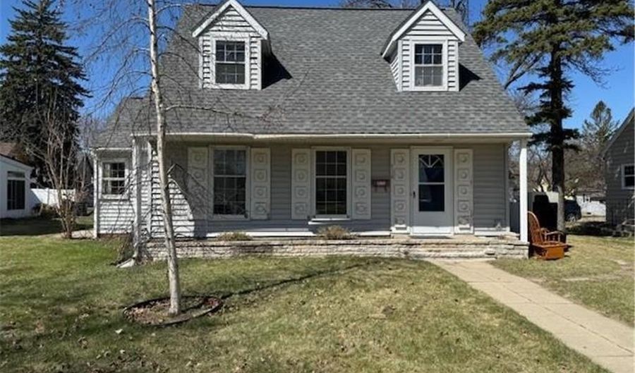 716 Maple St, Alexandria, MN 56308 - 3 Beds, 2 Bath