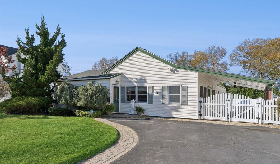 31 Grand Central Ave, Amityville, NY 11701 - 3 Beds, 2 Bath