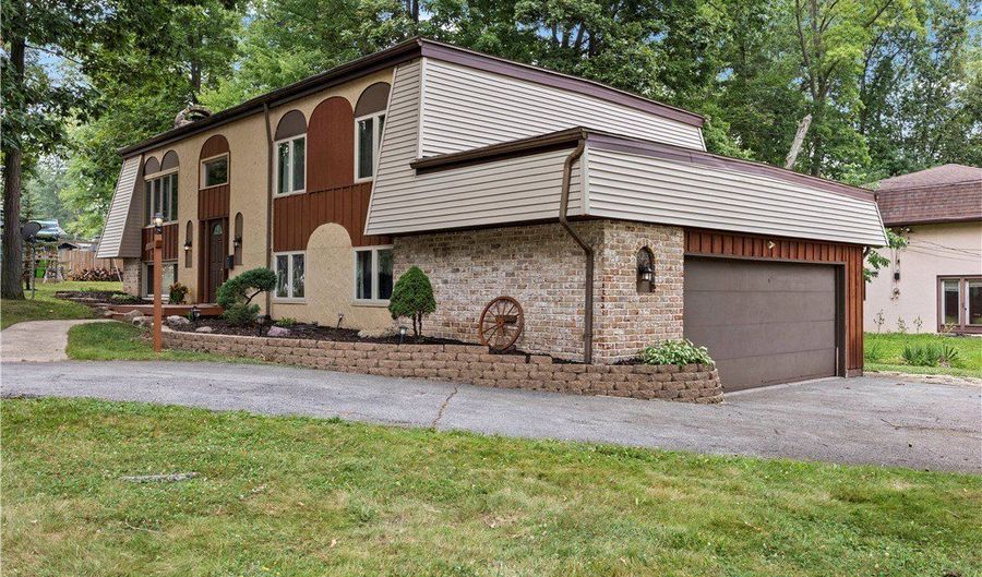 823 Willow Hollow Ct, Amherst, OH 44001 - 5 Beds, 3 Bath