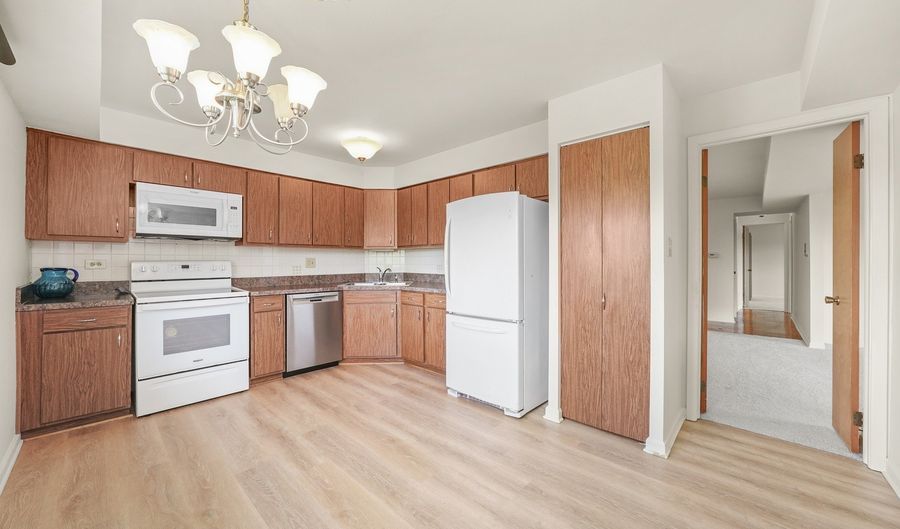 1025 S Fernandez Ave 4C, Arlington Heights, IL 60005 - 2 Beds, 2 Bath