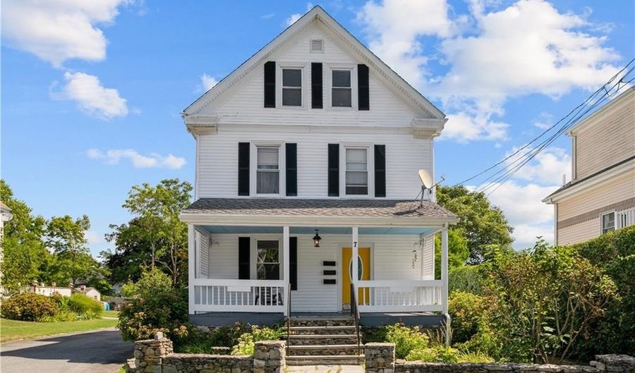 7 Caswell Ave, Newport, RI 02840 - 8 Beds, 3 Bath