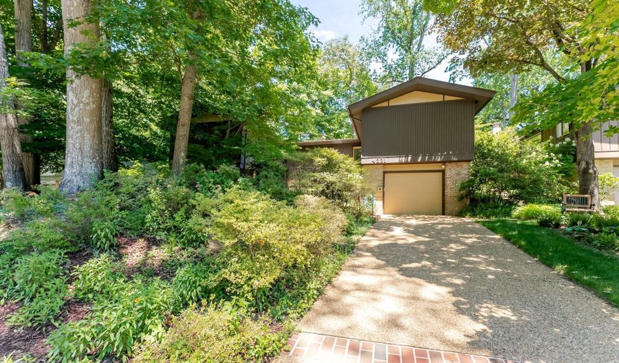 4221 ELIZABETH Ln, Annandale, VA 22003 - 6 Beds, 4 Bath