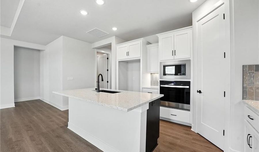 1630 Grayhawk Dr, Basehor, KS 66007 - 3 Beds, 2 Bath