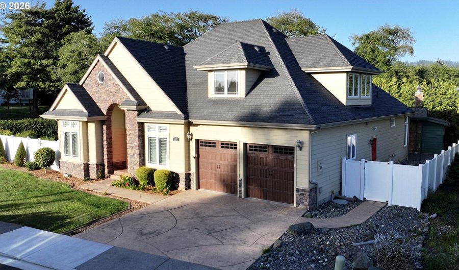 17199 S PASSLEY Rd, Brookings, OR 97415 - 4 Beds, 3 Bath