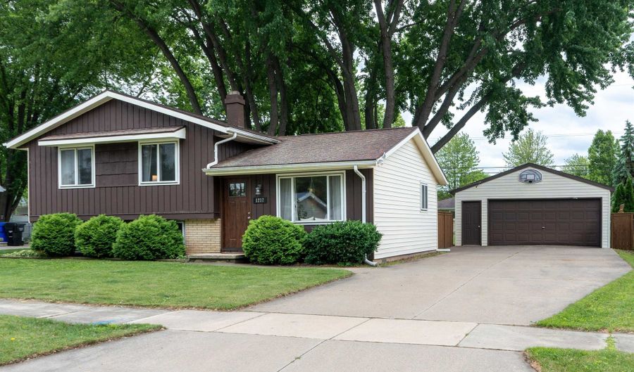 1217 E MITCHELL Ave, Appleton, WI 54915 - 3 Beds, 1 Bath