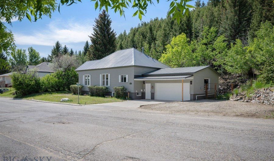 411 W 7th St, Anaconda, MT 59711 - 5 Beds, 2 Bath