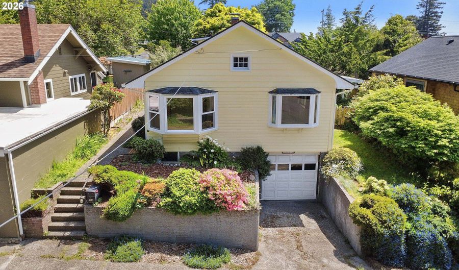 1814 4th St, Astoria, OR 97103 - 3 Beds, 1 Bath