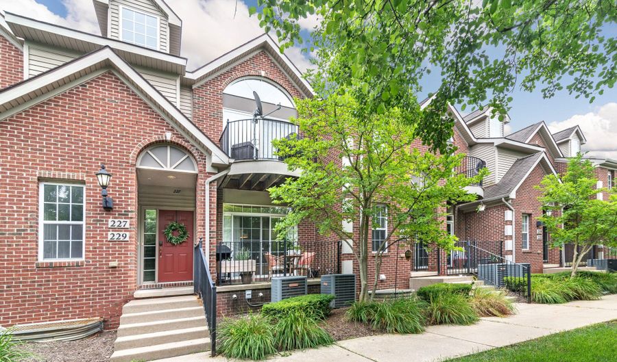225 W Oakbrook Dr, Ann Arbor, MI 48103 - 2 Beds, 3 Bath