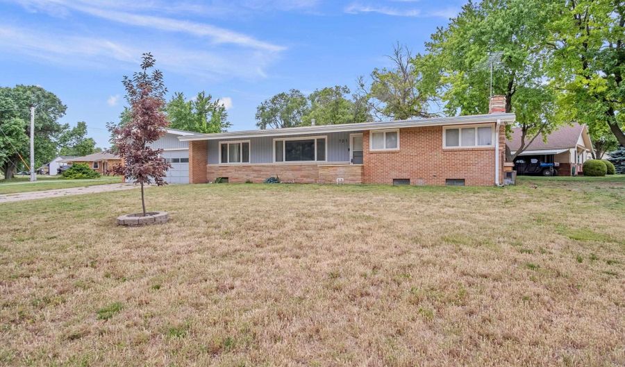 701 W Main St, Arlington, KS 67514 - 4 Beds, 3 Bath