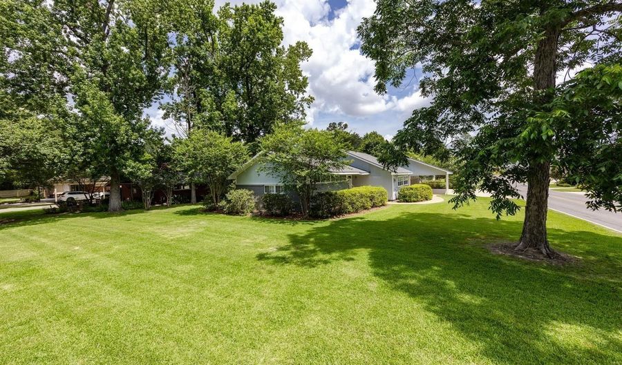 8675 W Fairway Dr, Baton Rouge, LA 70809 - 3 Beds, 3 Bath