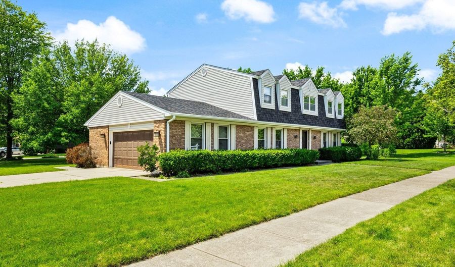 2218 N Williamsburg St, Arlington Heights, IL 60004 - 4 Beds, 3 Bath