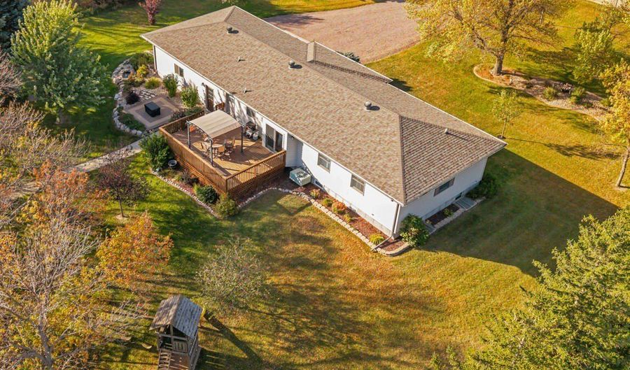 38397 Richmond Heights Dr, Aberdeen, SD 57401 - 5 Beds, 3 Bath