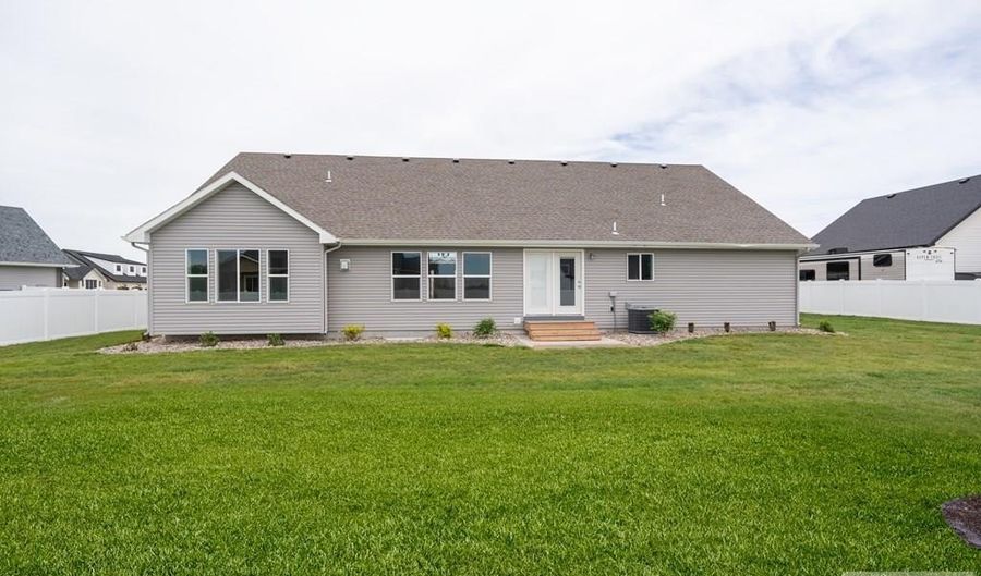 1476 47th St, Ammon, ID 83406 - 6 Beds, 3 Bath