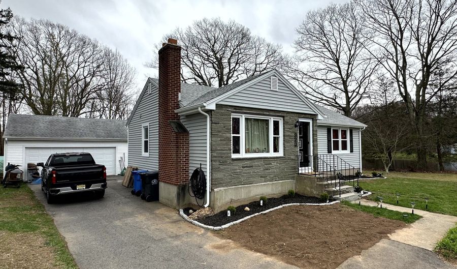 320 Halls Hill Rd, Colchester, CT 06415 - 3 Beds, 1 Bath