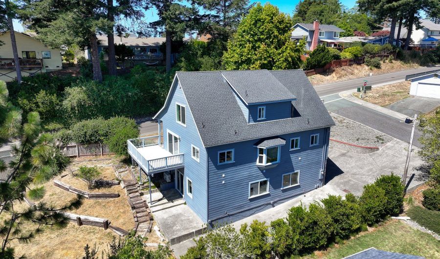 808 5TH St, Brookings, OR 97415 - 3 Beds, 3 Bath