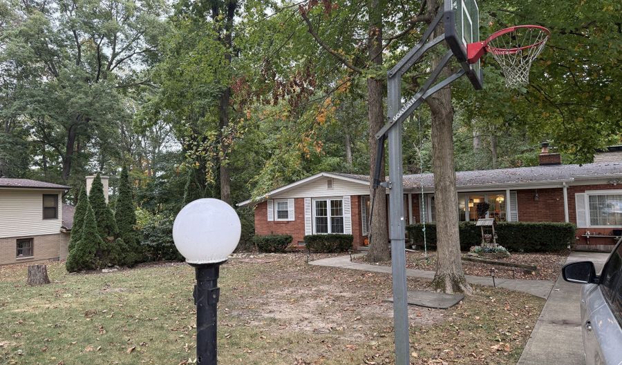 28 Cambridge Ct, Anderson, IN 46012 - 3 Beds, 2 Bath