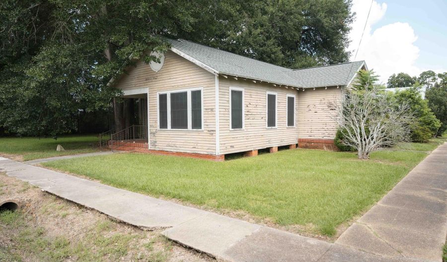 709 E Lafayette St, Abbeville, LA 70510 - 2 Beds, 2 Bath
