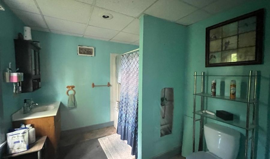 25 Green St, Bristol, NH 03222 - 5 Beds, 2 Bath