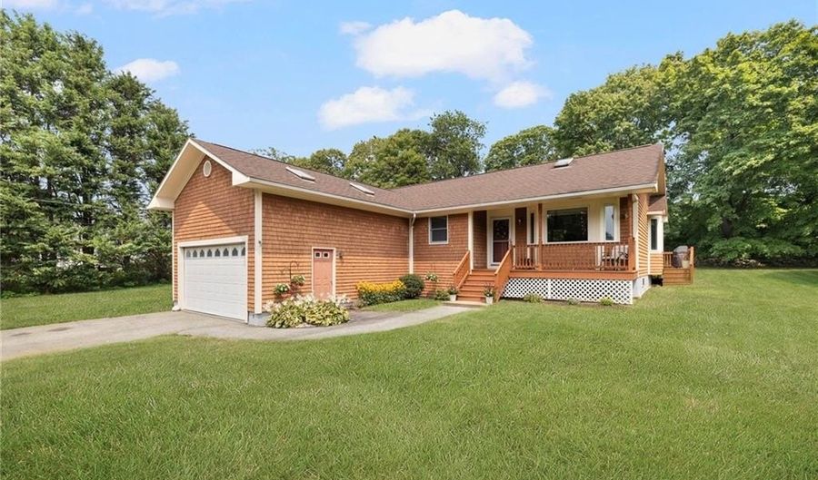 4 Wabasso Ter, Middletown, RI 02842 - 3 Beds, 3 Bath