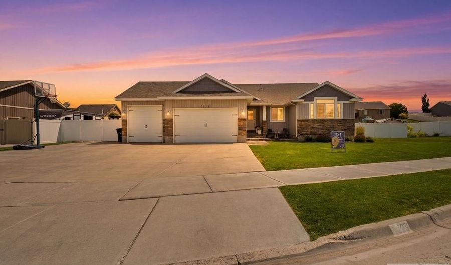 5523 Lakefield Cir, Ammon, ID 83406 - 5 Beds, 3 Bath