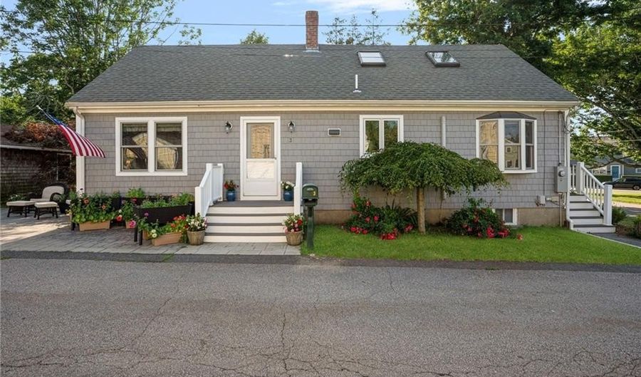3 Harold St, Newport, RI 02840 - 3 Beds, 2 Bath