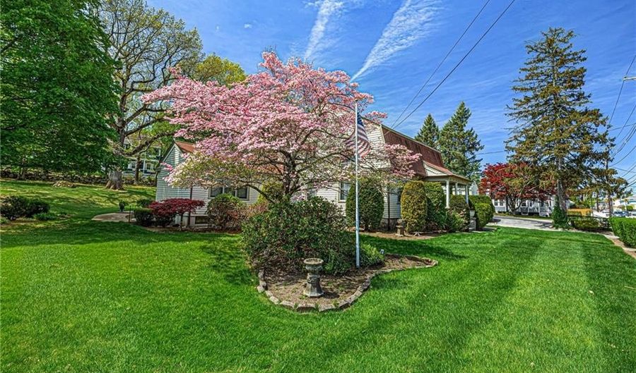 90 Putnam Pike, Johnston, RI 02919 - 4 Beds, 5 Bath
