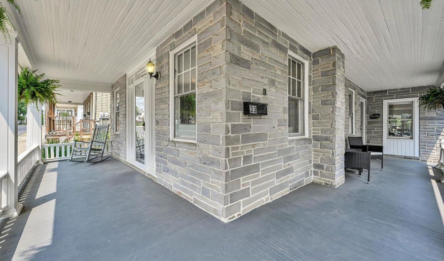 33 S 11TH St, Akron, PA 17501 - 3 Beds, 2 Bath