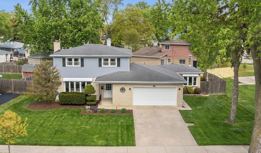237 N Pioneer Dr, Addison, IL 60101 - 3 Beds, 3 Bath