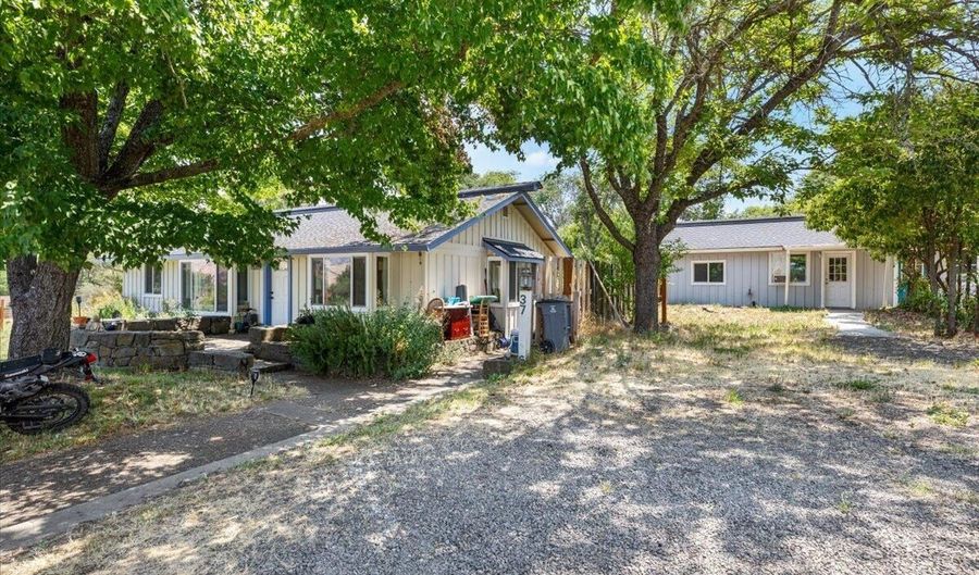 376 Crowson Rd, Ashland, OR 97520 - 4 Beds, 3 Bath