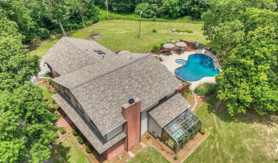 948 Oak Crst, Baxter Springs, KS 66713 - 4 Beds, 3 Bath