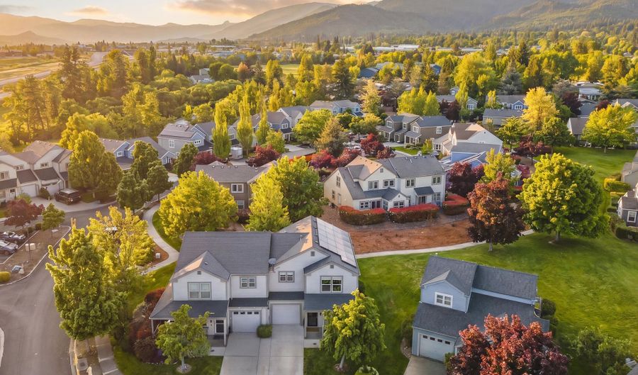 81 Crocker St, Ashland, OR 97520 - 3 Beds, 3 Bath