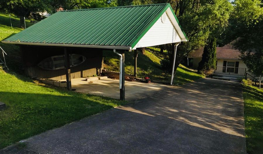 18 Madison St, Beattyville, KY 41311 - 4 Beds, 3 Bath