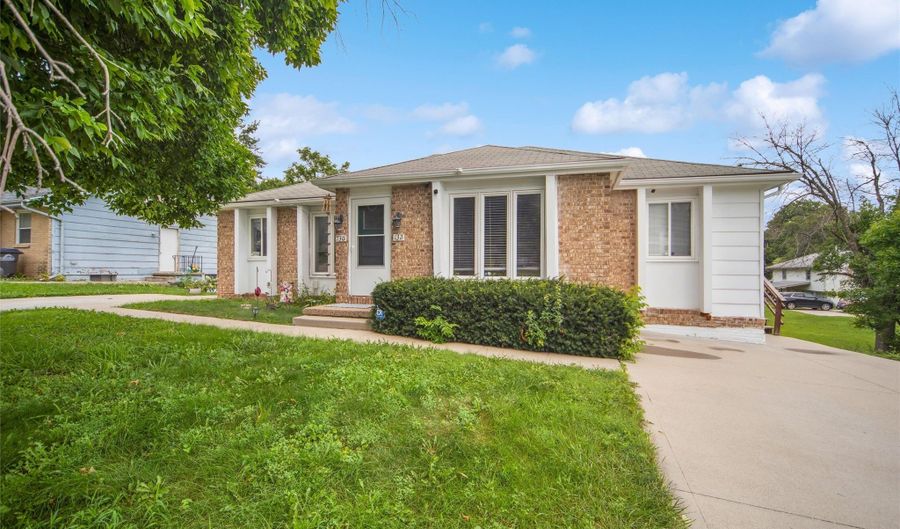 130 E Mckinley Ave, Des Moines, IA 50315 - 6 Beds, 3 Bath