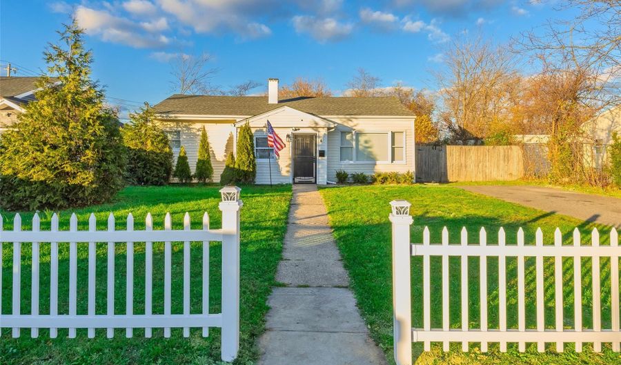 4 Somerset Rd N, Amityville, NY 11701 - 4 Beds, 2 Bath