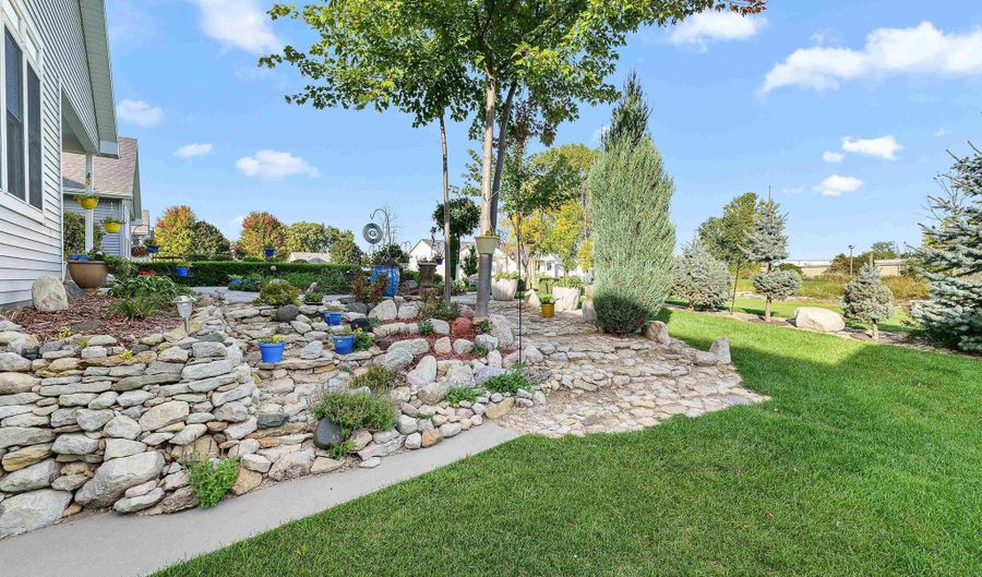 1860 N MARGARET St, Appleton, WI 54913 - 2 Beds, 3 Bath