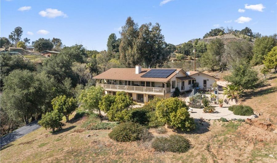 2103 Margarita Gln, Fallbrook, CA 92028 - 6 Beds, 5 Bath