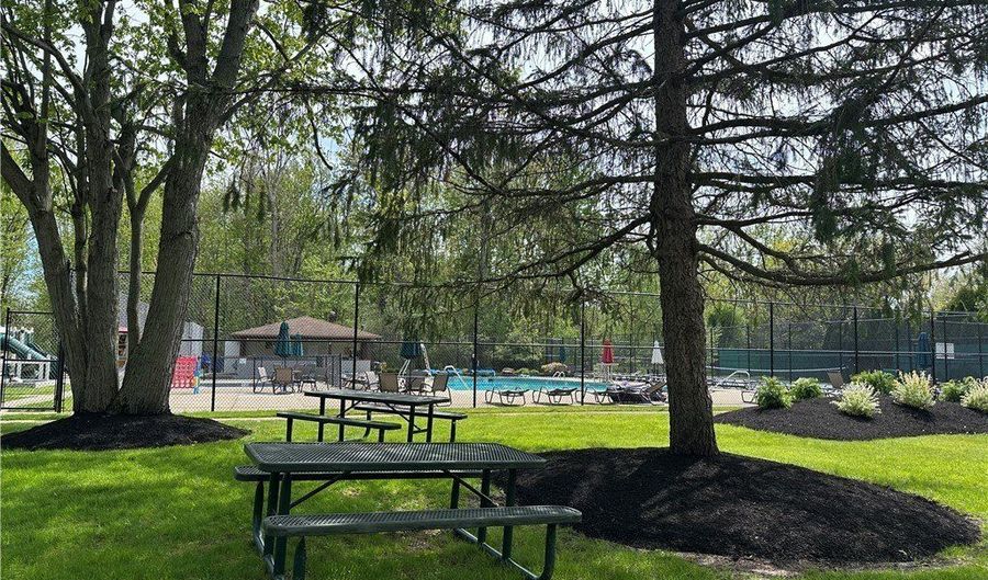 304 Charlesgate Cir, Amherst, NY 14051 - 2 Beds, 2 Bath