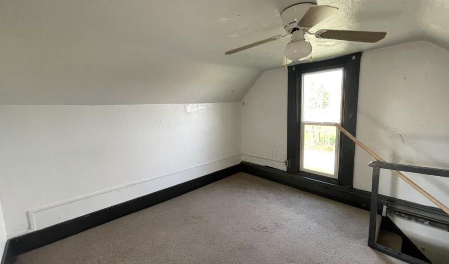 251 N Snowden St, Andrews, IN 46702 - 3 Beds, 1 Bath