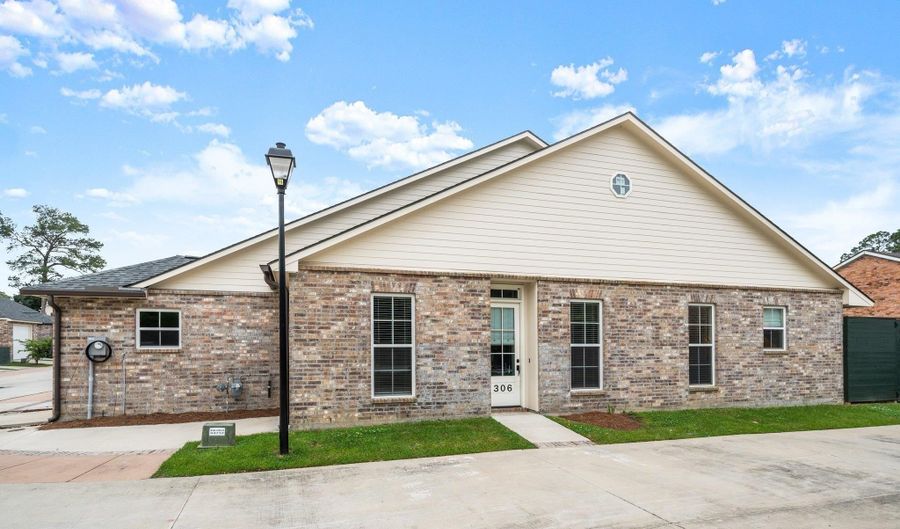 306 Saint Thomas Ln, Baton Rouge, LA 70806 - 2 Beds, 2 Bath