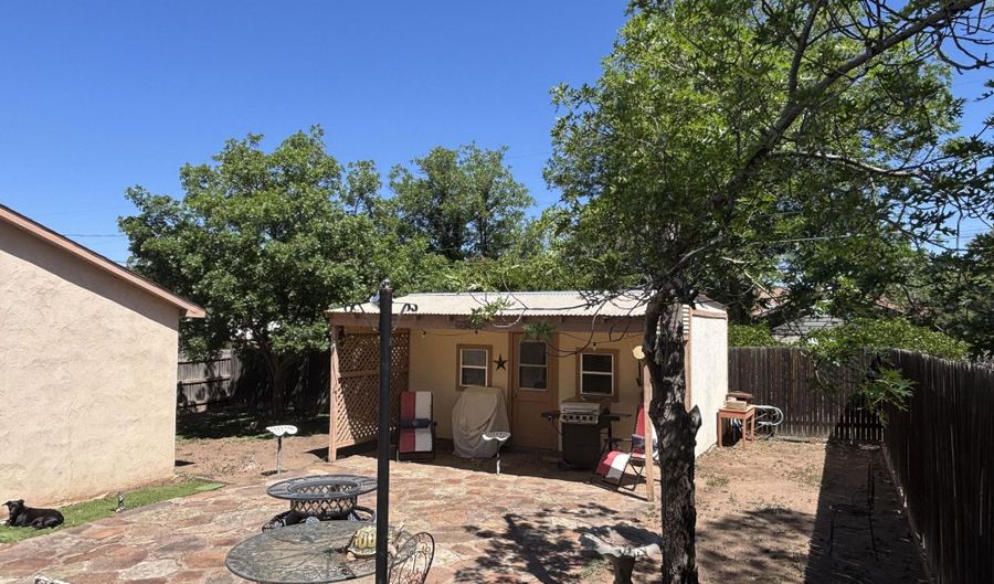 901 E AVENUE B, Alpine, TX 99999 - 3 Beds, 2 Bath