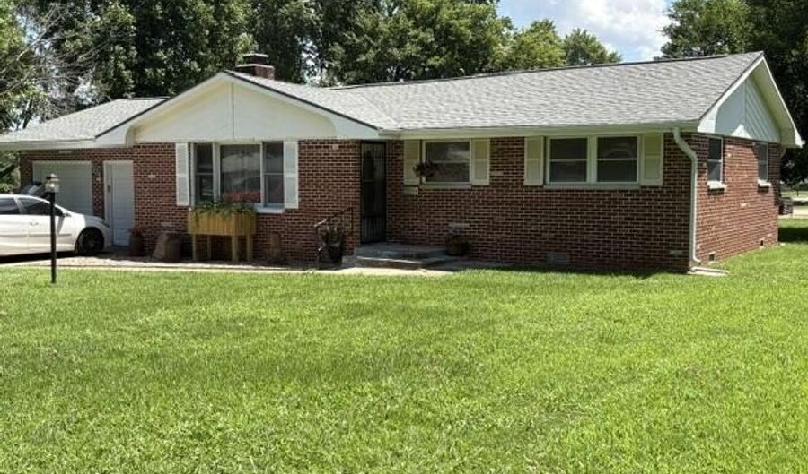 1404 S Madison Ave, Aurora, MO 65605 - 3 Beds, 2 Bath