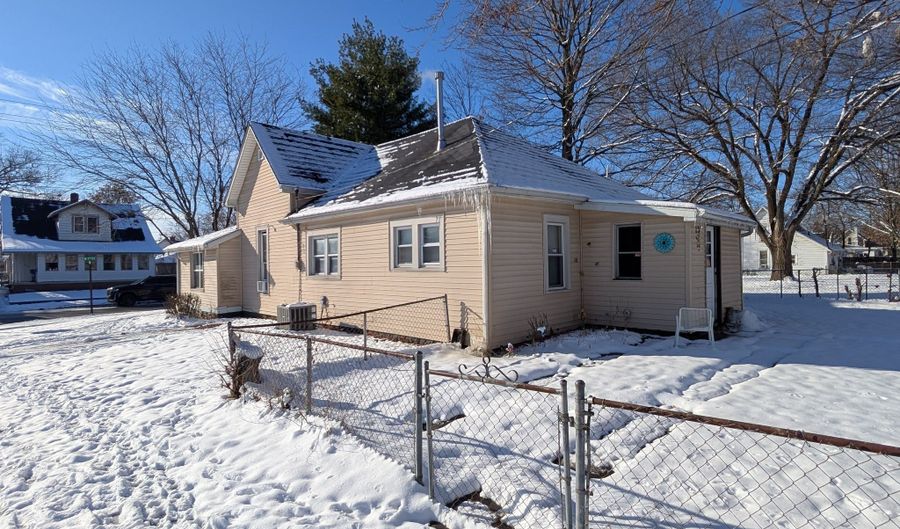 424 W 3rd St, Anderson, IN 46016 - 4 Beds, 1 Bath