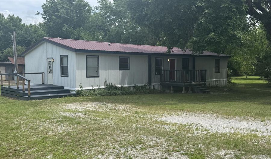 910 Texas Ave, Baxter Springs, KS 66713 - 5 Beds, 3 Bath