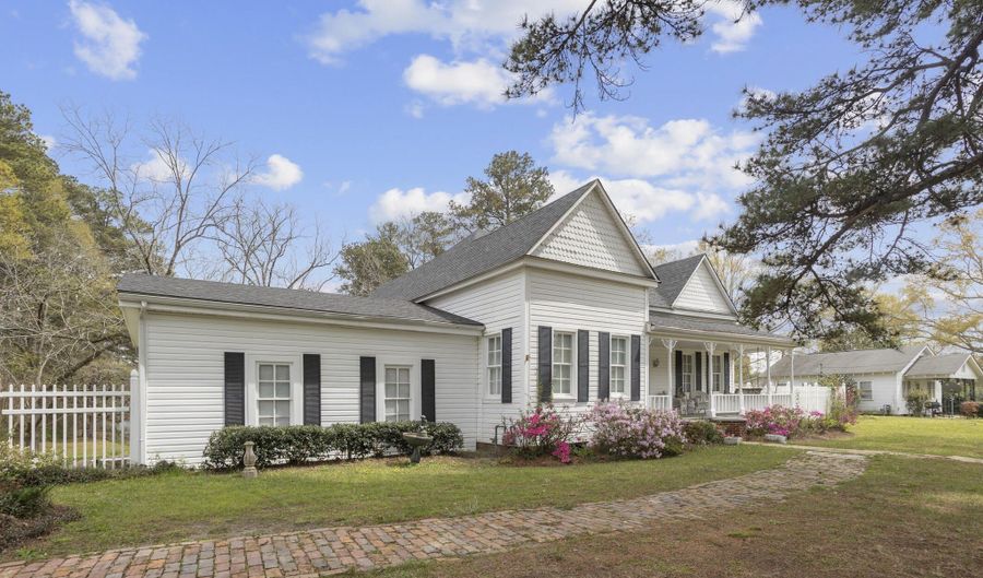 810 N Maple Dr, Braxton, MS 39044 - 3 Beds, 2 Bath