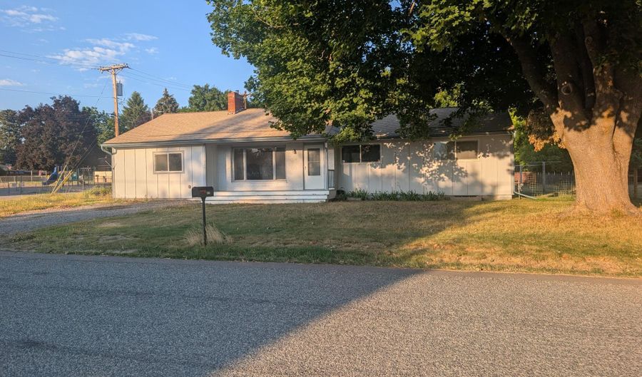 6725 Augusta St, Bonners Ferry, ID 83805 - 3 Beds, 1 Bath